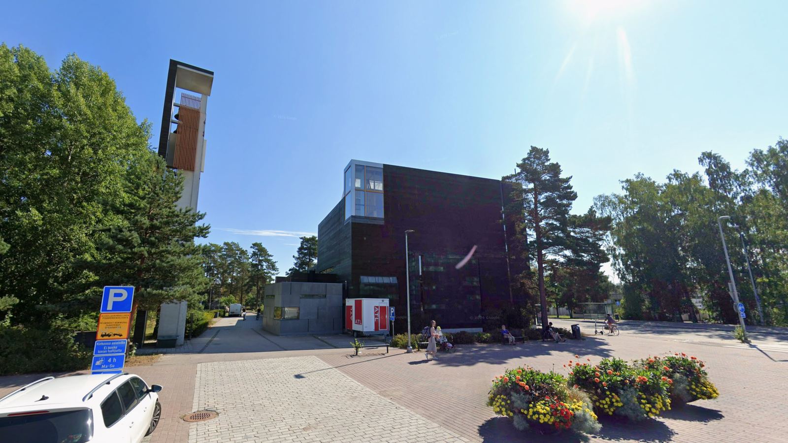 Laajasalon kirkko ja kellotapuli